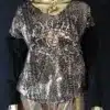 Sweter damski z ozdobną aplikacją