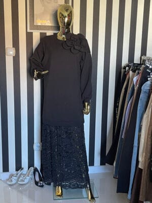 Sukienka czarna z broszką rozmiar Uniwersalny