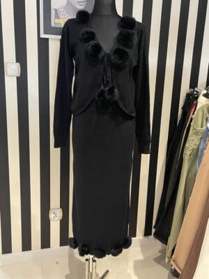 Komplet sweterkowy czarny z pomponami rozmiar Uniwersalny